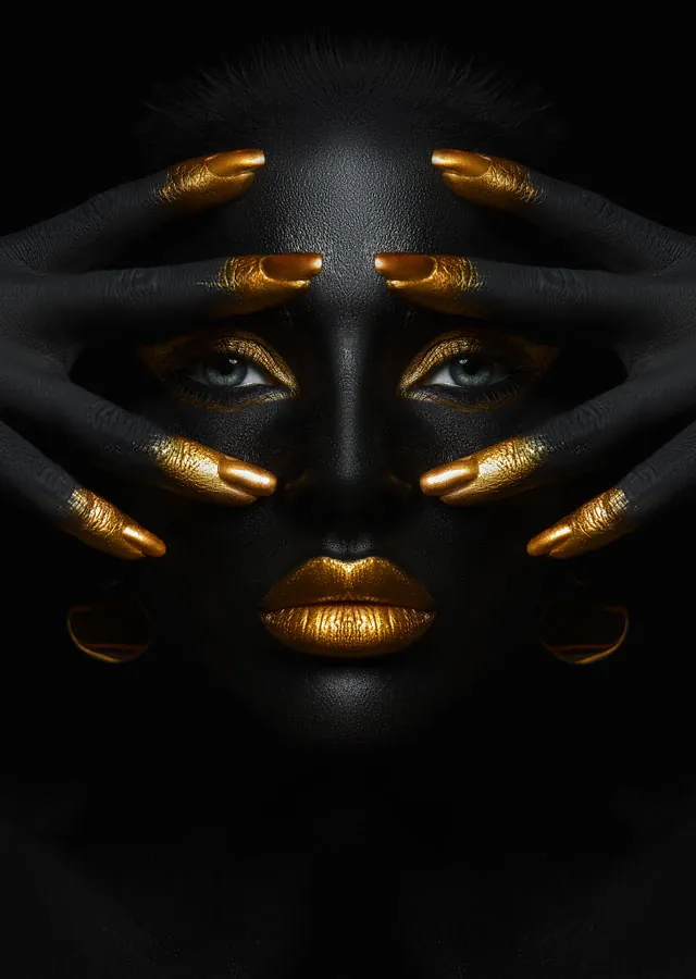 Gesicht mit goldenen Nägeln und goldenem Make-up auf schwarzem Hintergrund